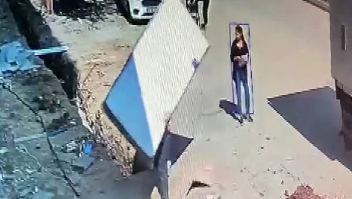 Eşya taşırken bir anda alt yapı çukuruna girdi Eşya taşırken bir anda alt yapı çukuruna girdi