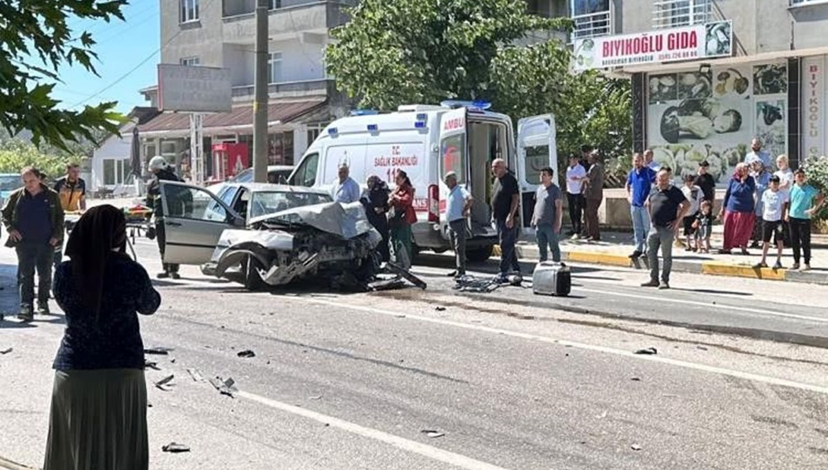 Tekirdağ'da otomobil ile yolcu minibüsü çarpıştı: 5 kişi yaralandı Tekirdağ'da otomobil ile yolcu minibüsü çarpıştı: 5 kişi yaralandı