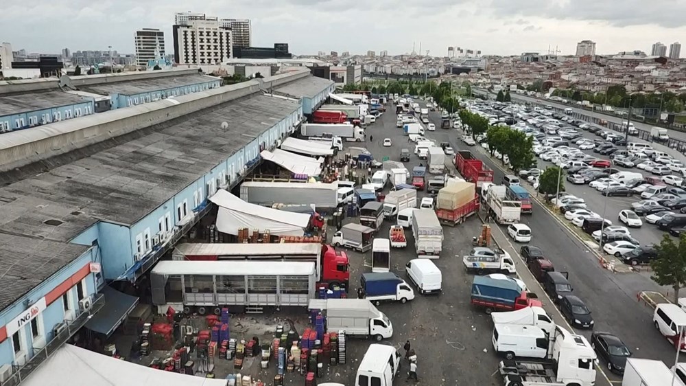 Kısıtlama sonrası Bayrampaşa Sebze ve Meyve Hali�nde yoğunluk devam