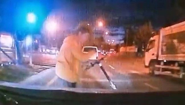 Scooterla yola atladı, ölümden döndü