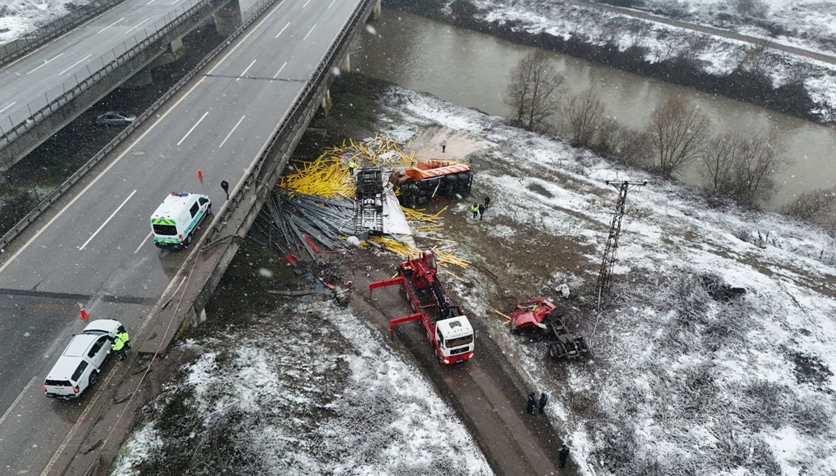 İstanbul yolunda feci kaza | Kar küreme aracı ile TIR köprüden uçtu: İki ölü