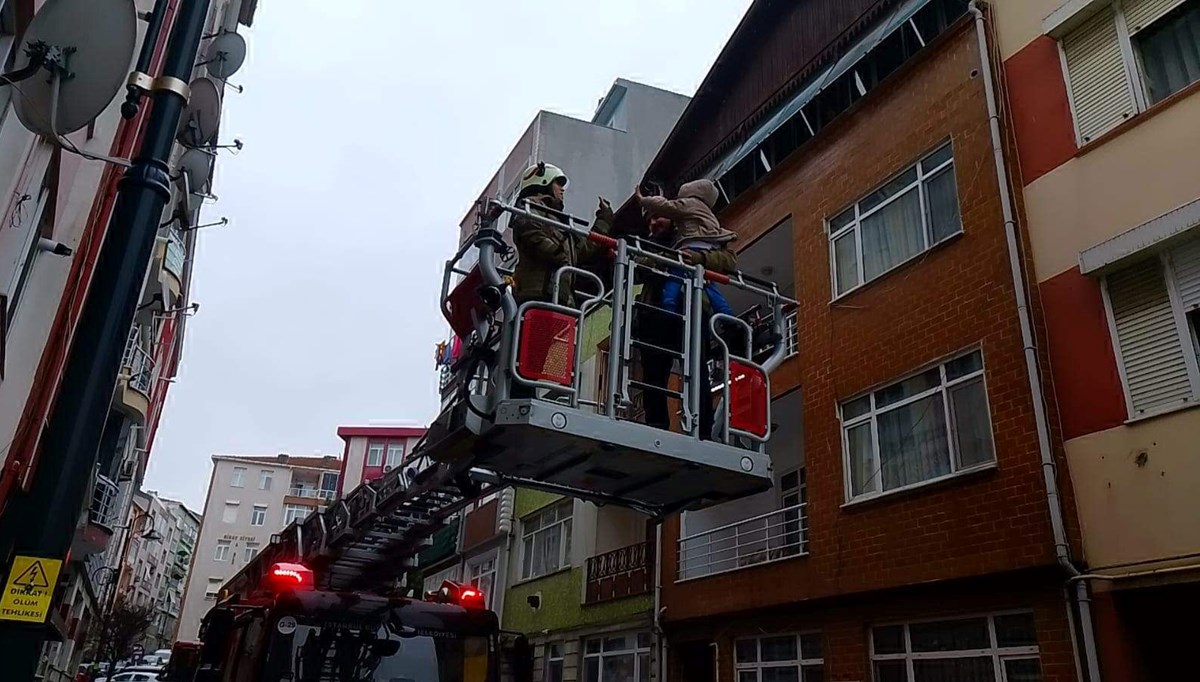 Küçük çocuk evde yalnız bırakıldı, itfaiye ekipleri kurtardı Küçük çocuk evde yalnız bırakıldı, itfaiye ekipleri kurtardı
