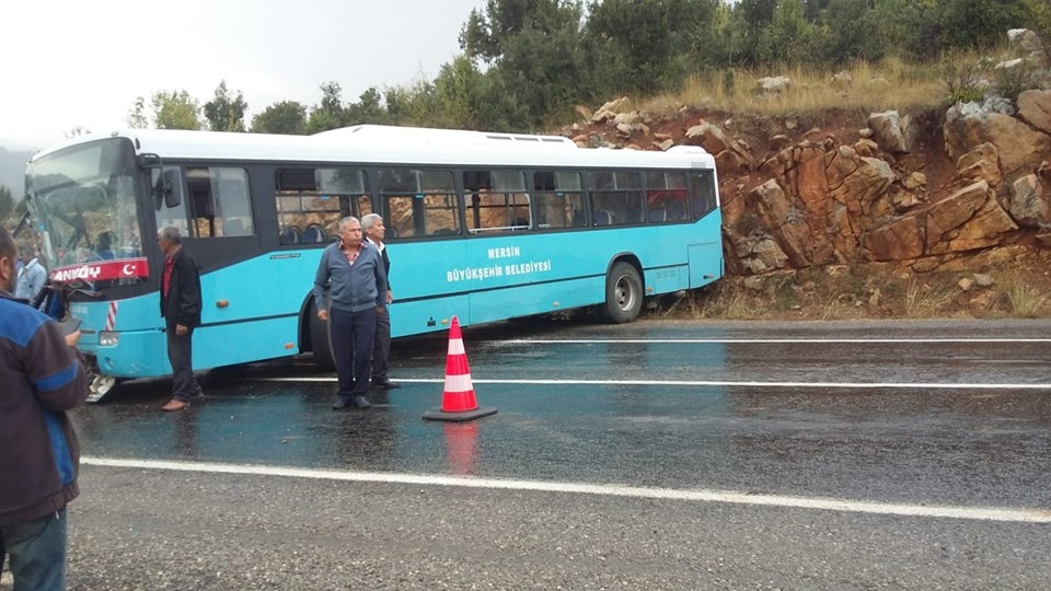 Mersin'de belediye otobüsü yoldan çıktı: 20 yaralı - 2