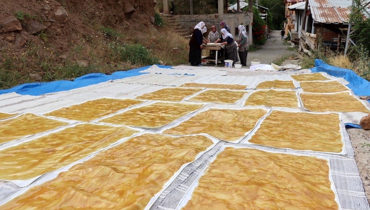 Dev kazanlarda odun ateşiyle hazırlanıyor: Kışın sofralarda yerini alacak