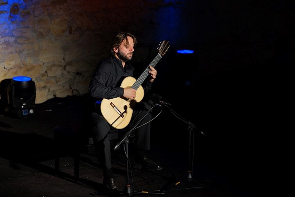 Gitarist Marcin Dylla, Çeşme Kalesi'nde konser verdi - 1