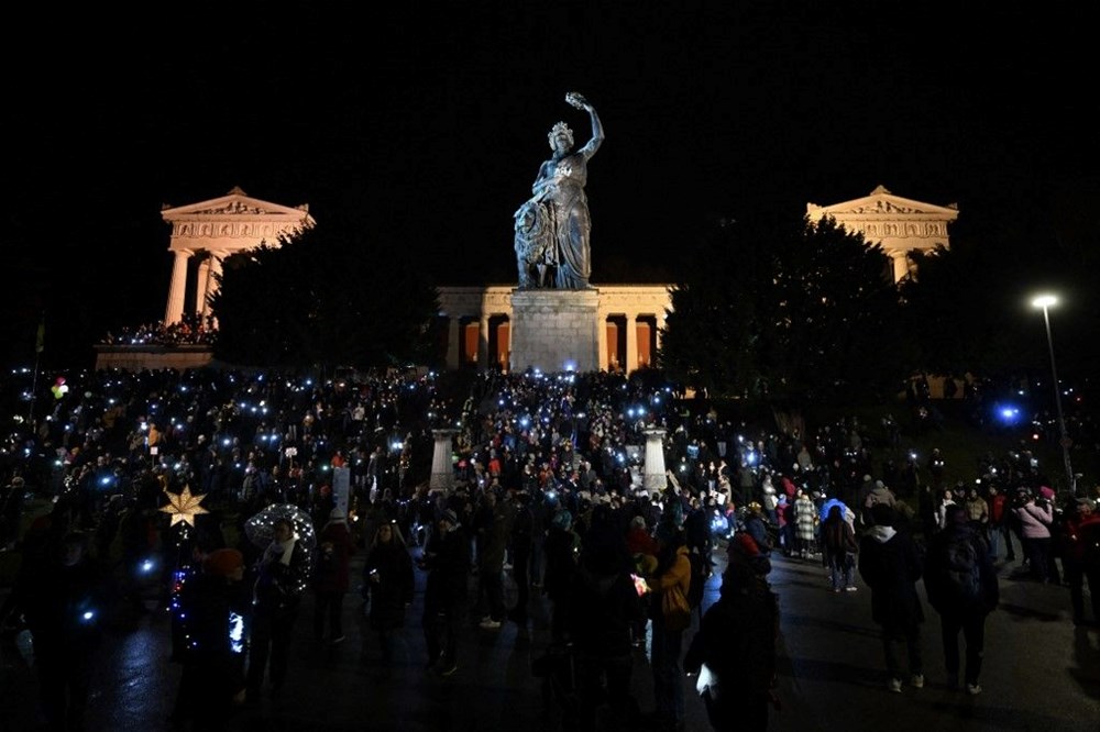 Almanya'da yaklaşık 100 bin kişi, aşırı sağı protesto etti - 5
