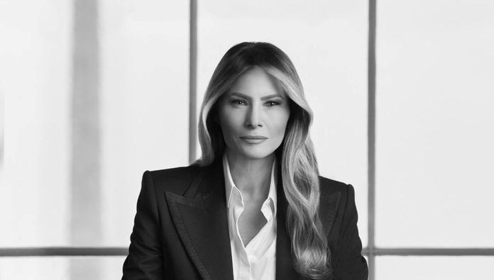 Melania Trump’ın resmi portresi yayınlandı: Gizem ve güç mesajı mı veriyor?