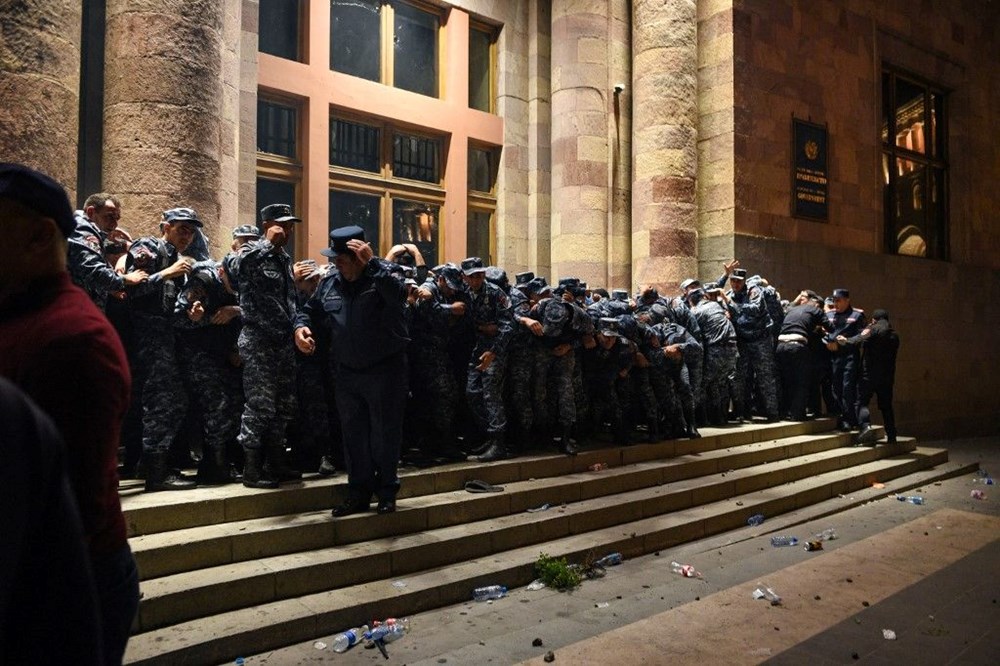 Erivan'da protestolar artıyor: Hükümet binasına girmek istediler - 5