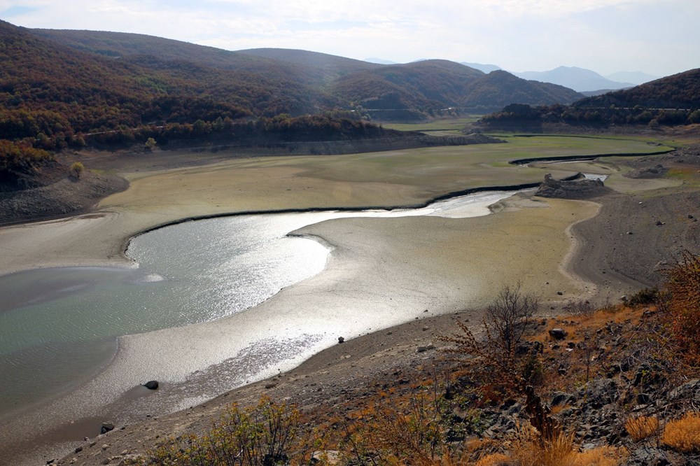Barajın suyu çekilince, kayalığa yürüyerek gidilmeye başlandı - 8