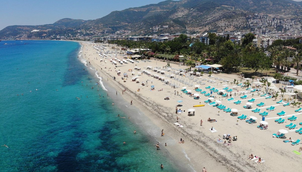 Antalya'da sıcaklık 29 derece! Halk plajlara akın etti