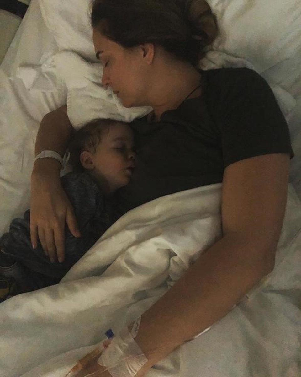 Ceyda Düvenci oğluyla birlikte hastanede yattı - 1