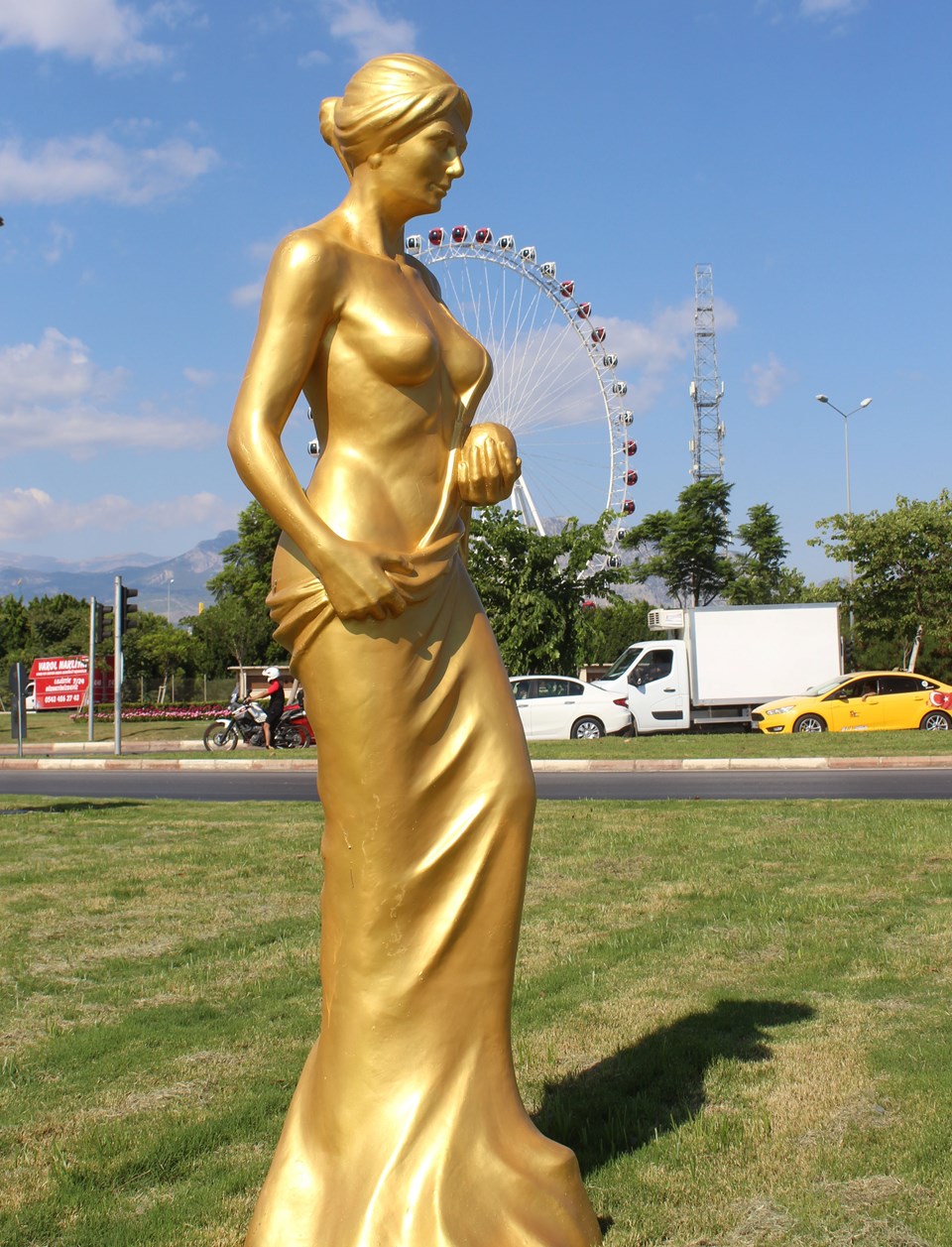 Altın Portakal'ın simgesi 'Venüs' heykelleri caddelerde - 1
