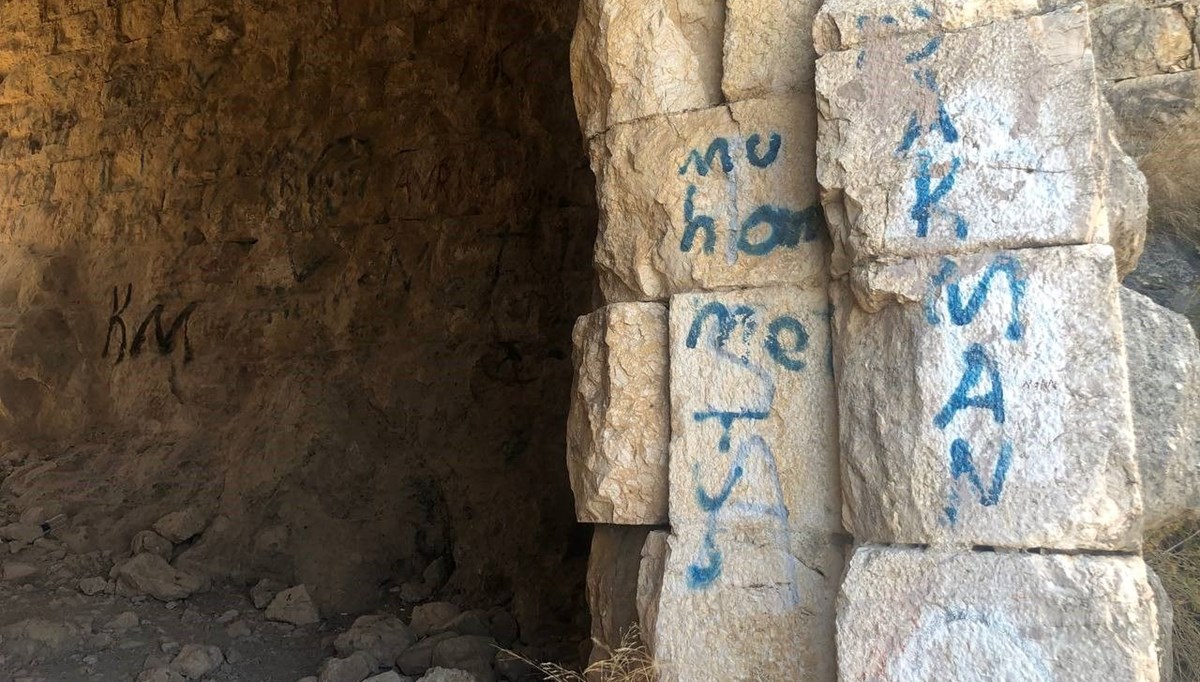 Tarihi kale duvarlarını spreylerle boyadılar Tarihi kale duvarlarını spreylerle boyadılar