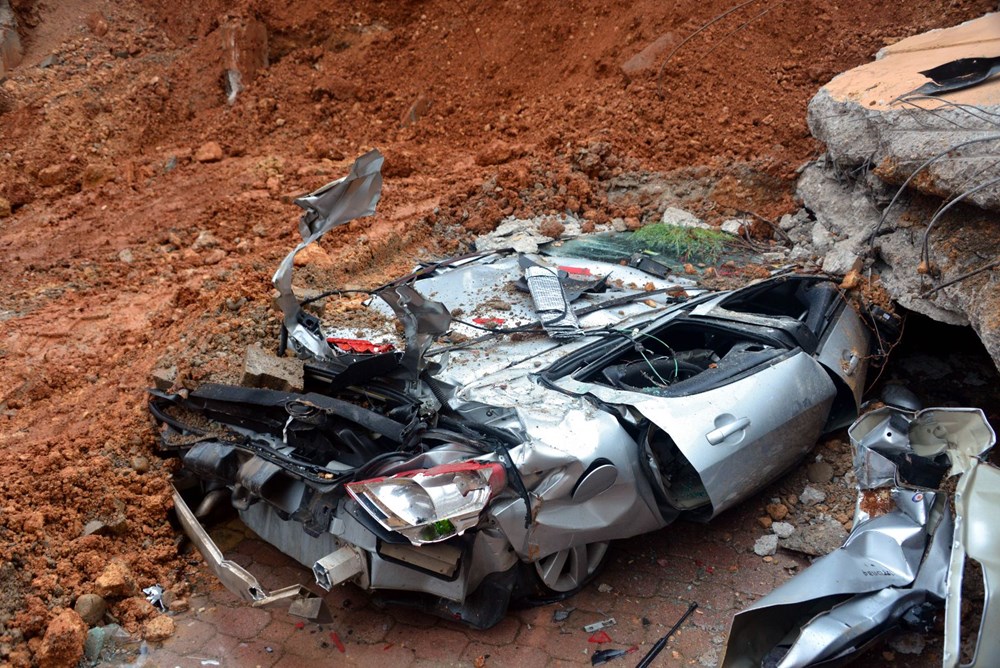 İstinat duvarı çöktü: 10 araç hasar gördü - 1