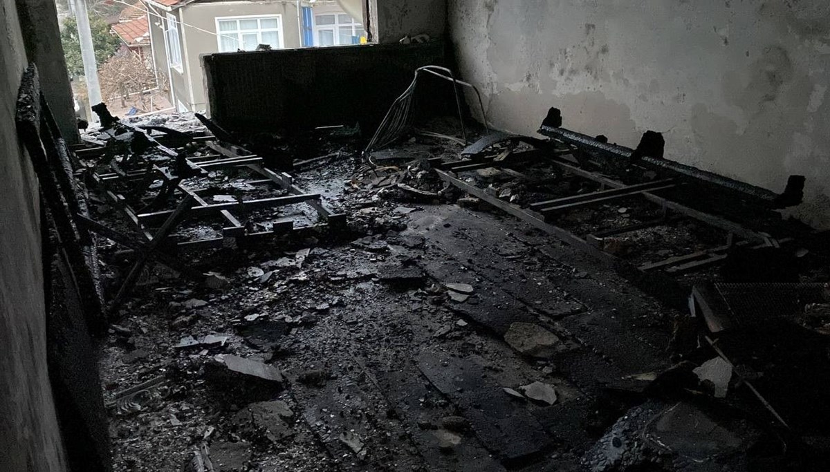 Gölcük'teki doğalgaz patlamasının hasarı gün ağarınca ortaya çıktı Gölcük'teki doğalgaz patlamasının hasarı gün ağarınca ortaya çıktı