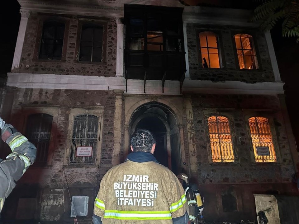 İzmir'de yanan tarihi bina küle döndü - 1