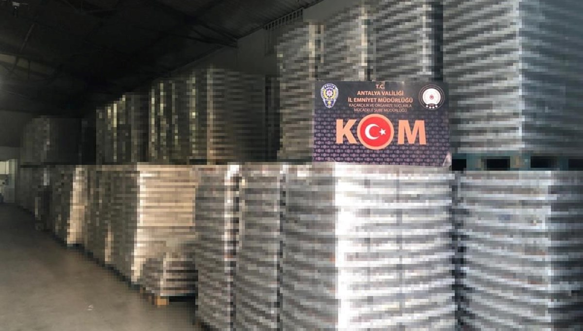 Antalya’da Cumhuriyet tarihinin en büyük operasyonu: 3 milyon 550 bin şişe kaçak içkiye el konuldu Antalya’da Cumhuriyet tarihinin en büyük operasyonu: 3 milyon 550 bin şişe kaçak içkiye el konuldu