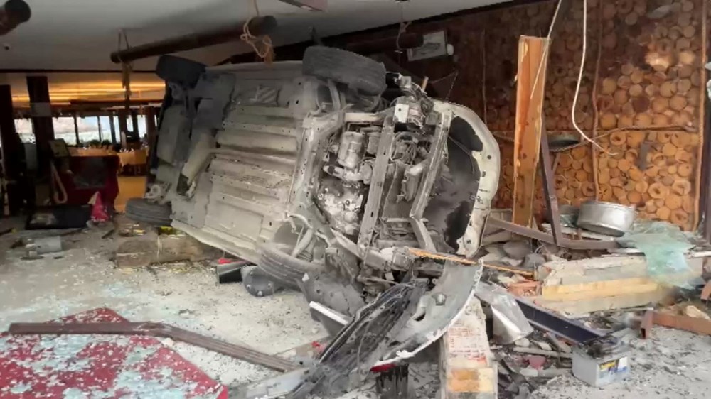 Arnavutköy'de kontrolden çıkan otomobil yol kenarındaki restorana daldı - 1