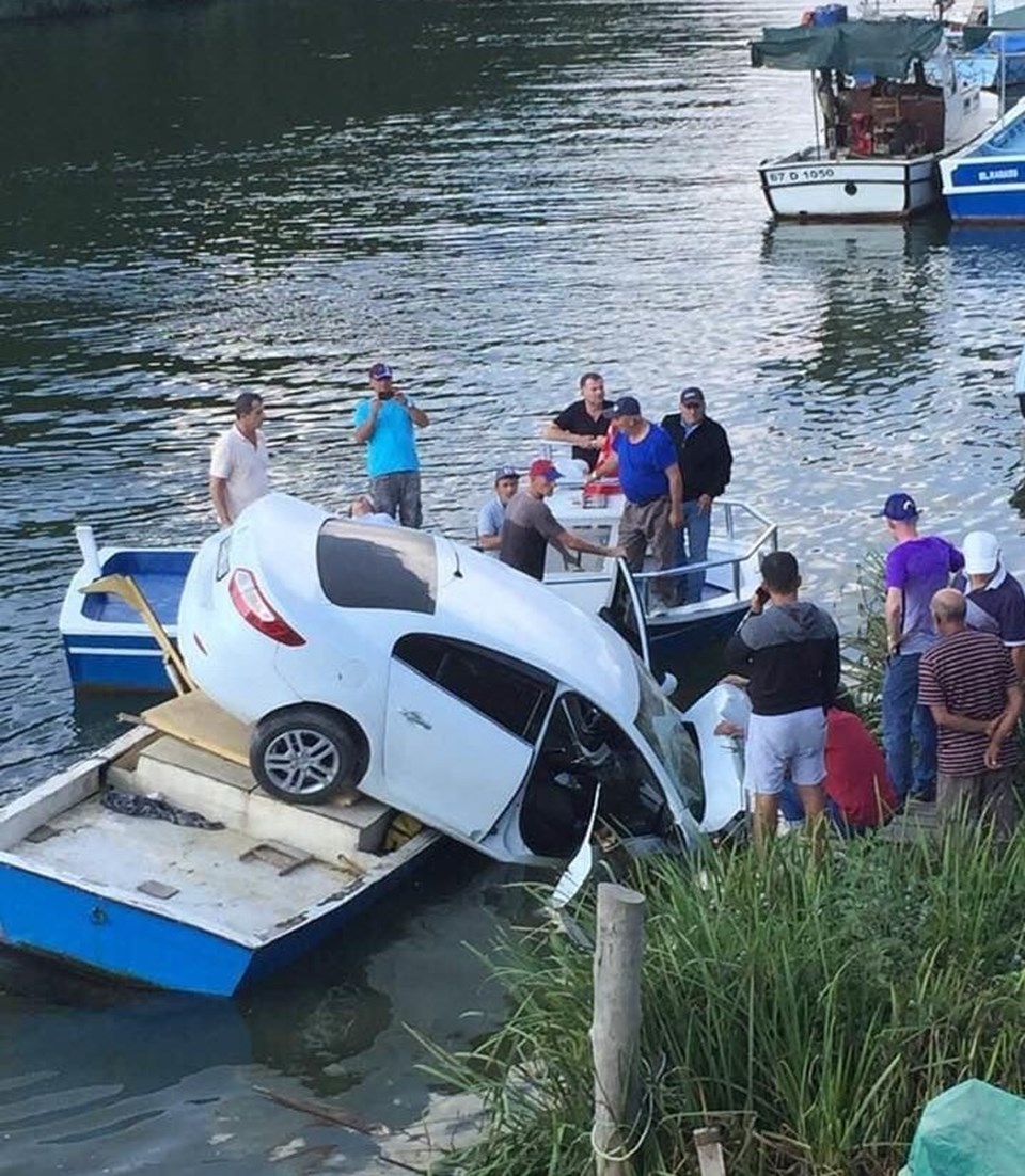 Otomobil, nehir kenarındaki teknenin üzerine düştü - 1