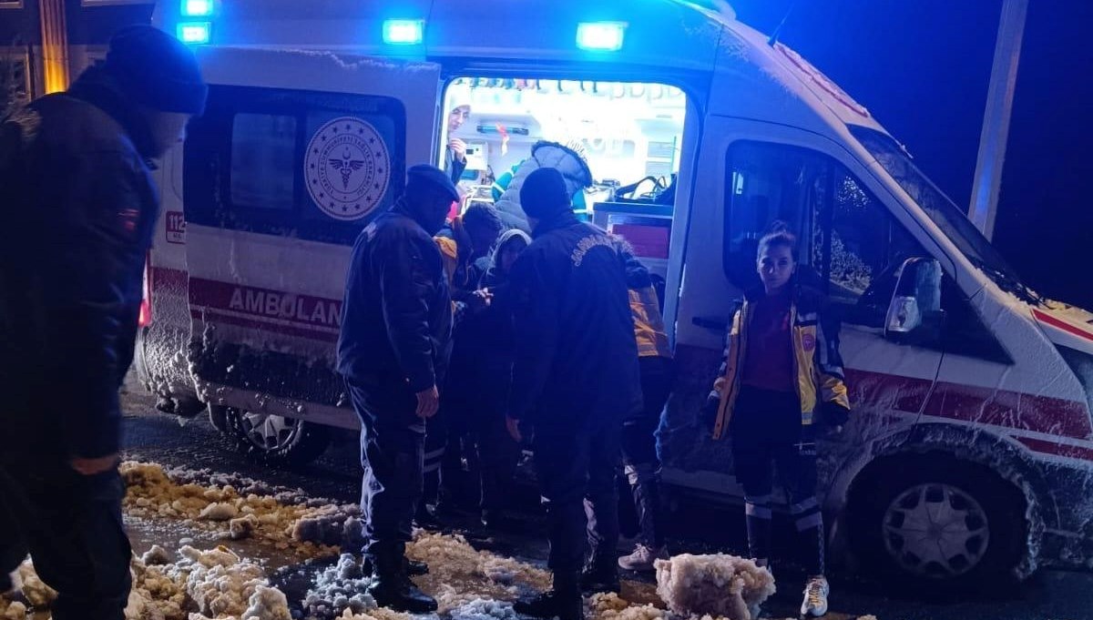 Konya'da kar yağışı nedeniyle yolda mahsur kalan 27 kişi kurtarıldı