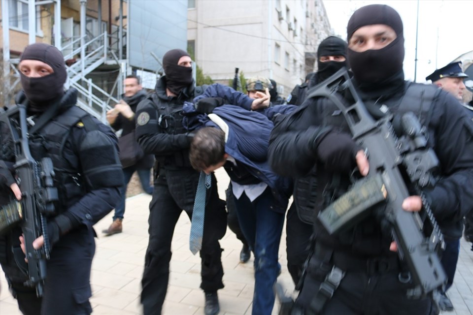 Sırp yetkili Kosova'da gözaltına alındı - 1