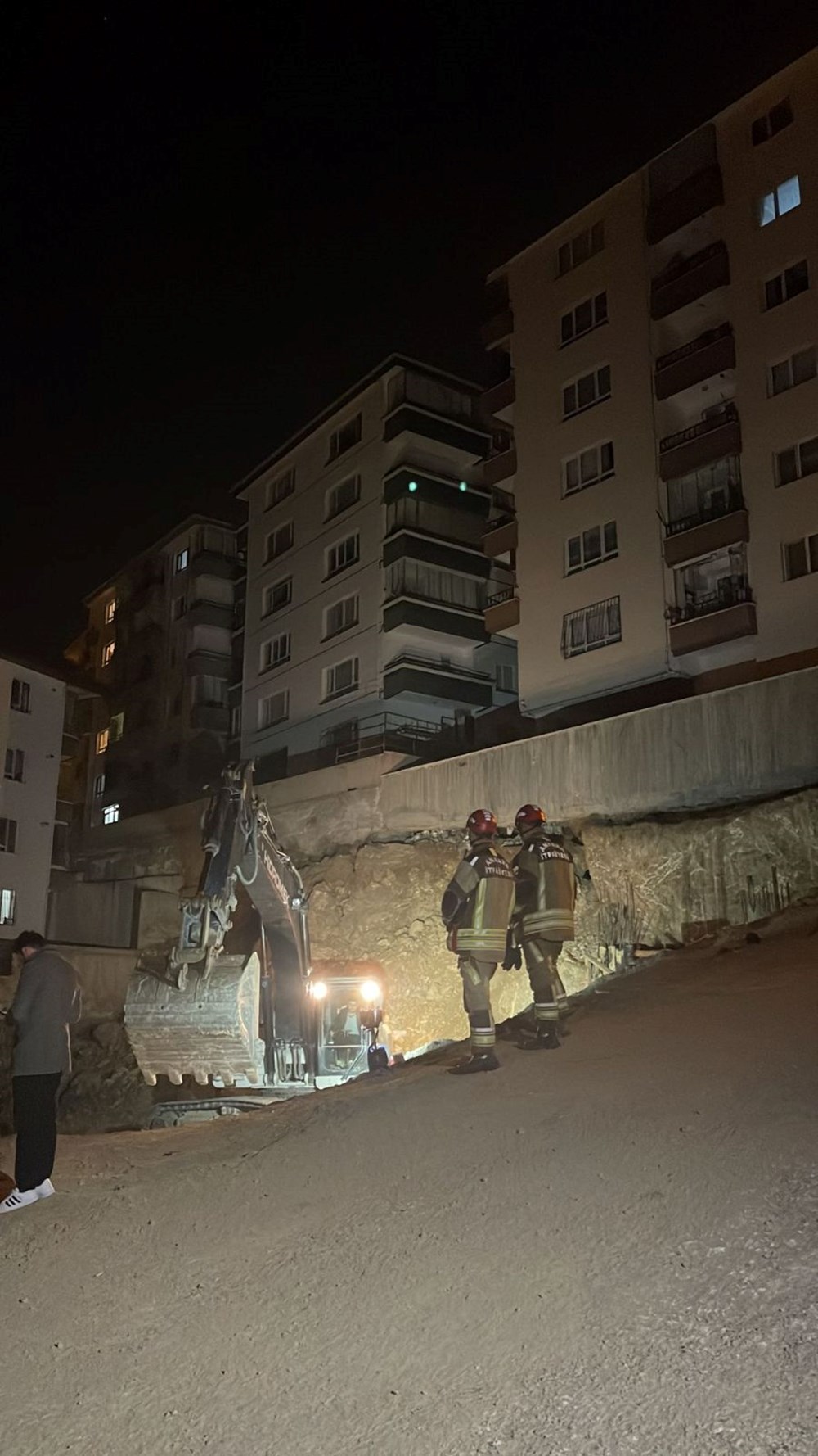 Ankara'da inşaat çalışması sırasında hasar gören 2 bina tahliye edildi - 11