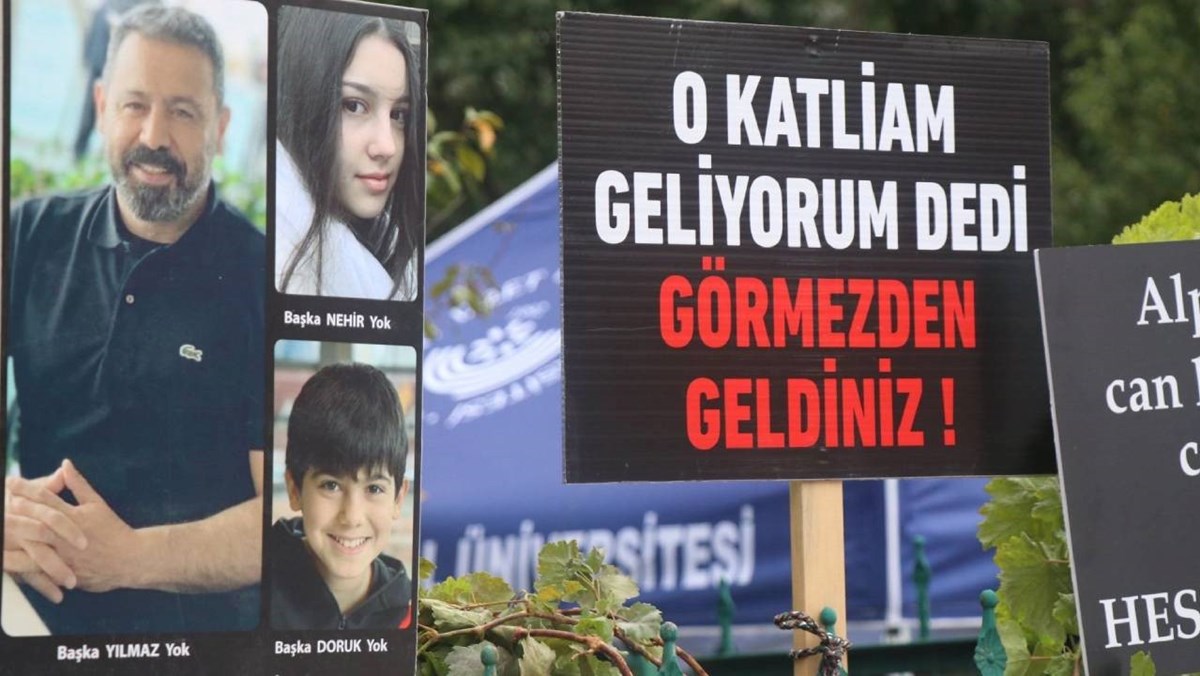 Kartalkaya otel yangını davası öncesi yakınlarını kaybeden aileler, salon dışında tepkisini dile getirdi. Aileler, faciada hayatını kaybeden yakınlarının resimlerini taşırken, tepkisini dile getirdikleri dövizler de taşıdı.