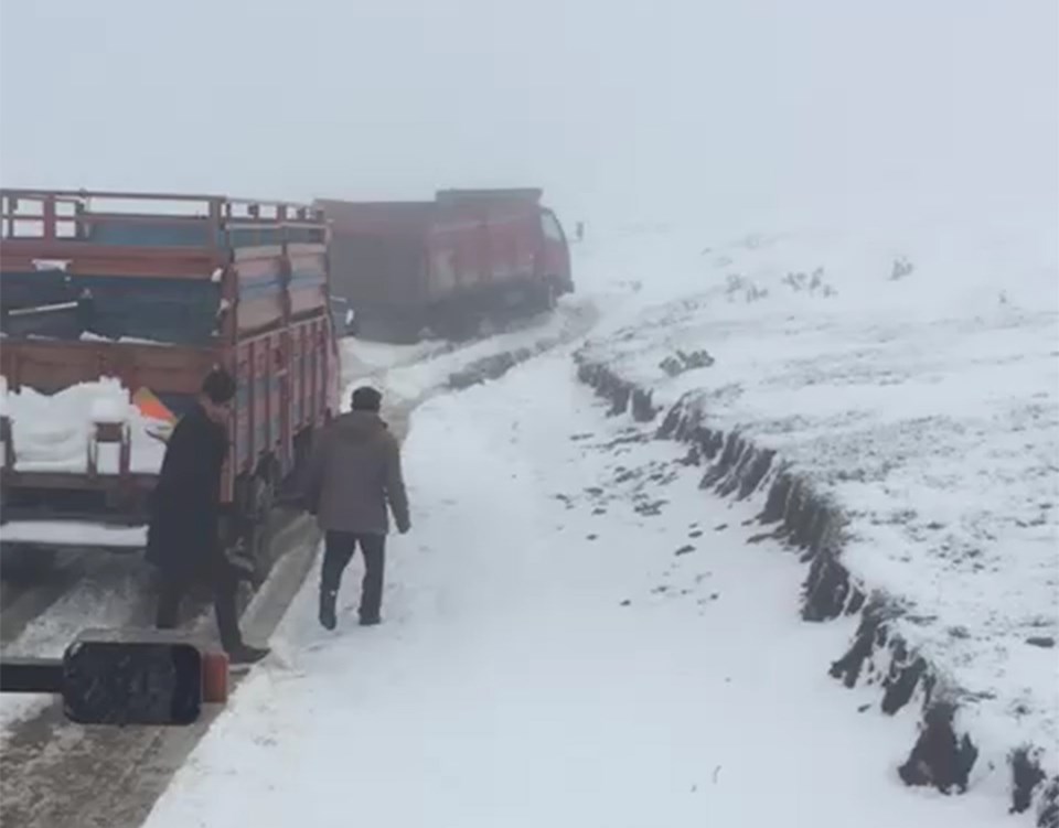 Ardahan'da kar yağışına hazırlıksız yakalanan yaylacılara ekipler yetişti - 1