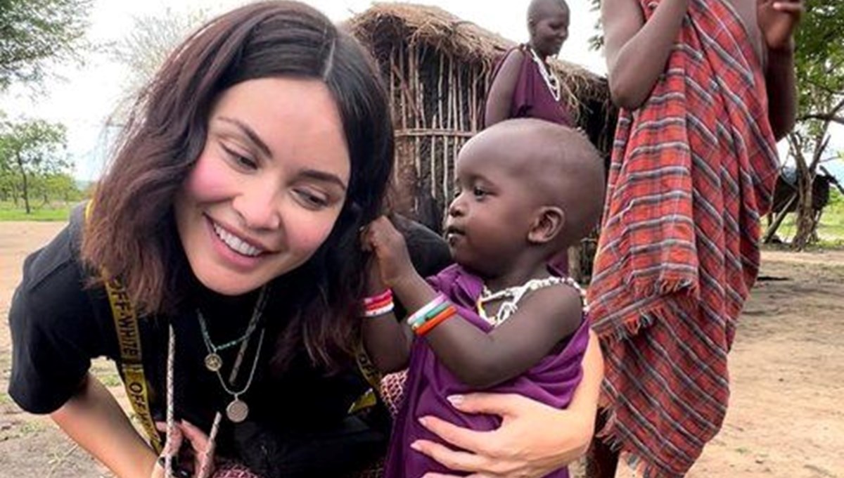 Volkan Demirel'in eşi Zeynep Sever Demirel kızlarıyla Afrika'da