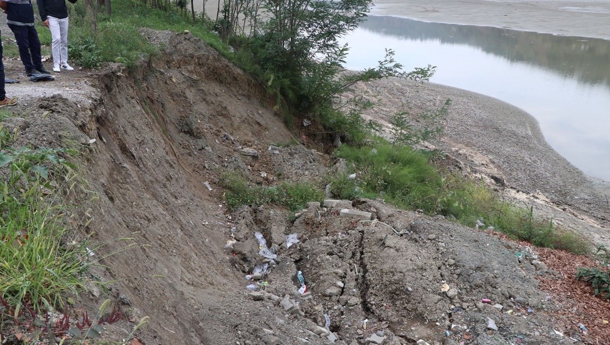 Barajdaki su seviyesi düştü: Kıyıda çatlaklar oluştu