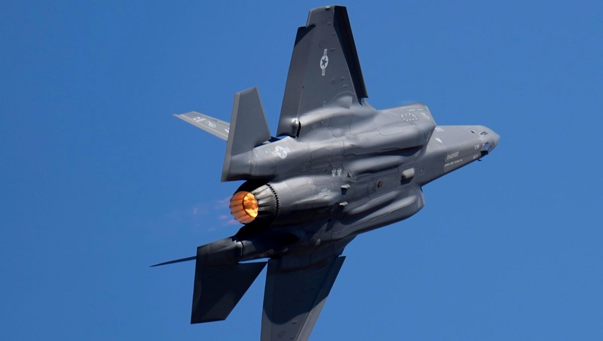 Amerikan F-35 uçağı iniş yaparken düştü, pilot uçaktan fırladı