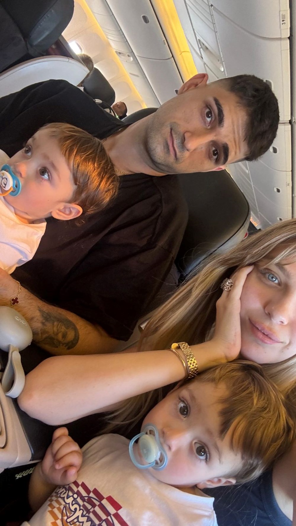 Yasemin Şefkatli ile İdo Tatlıses'in Bodrum tatili: Uçakta aile pozu - 3