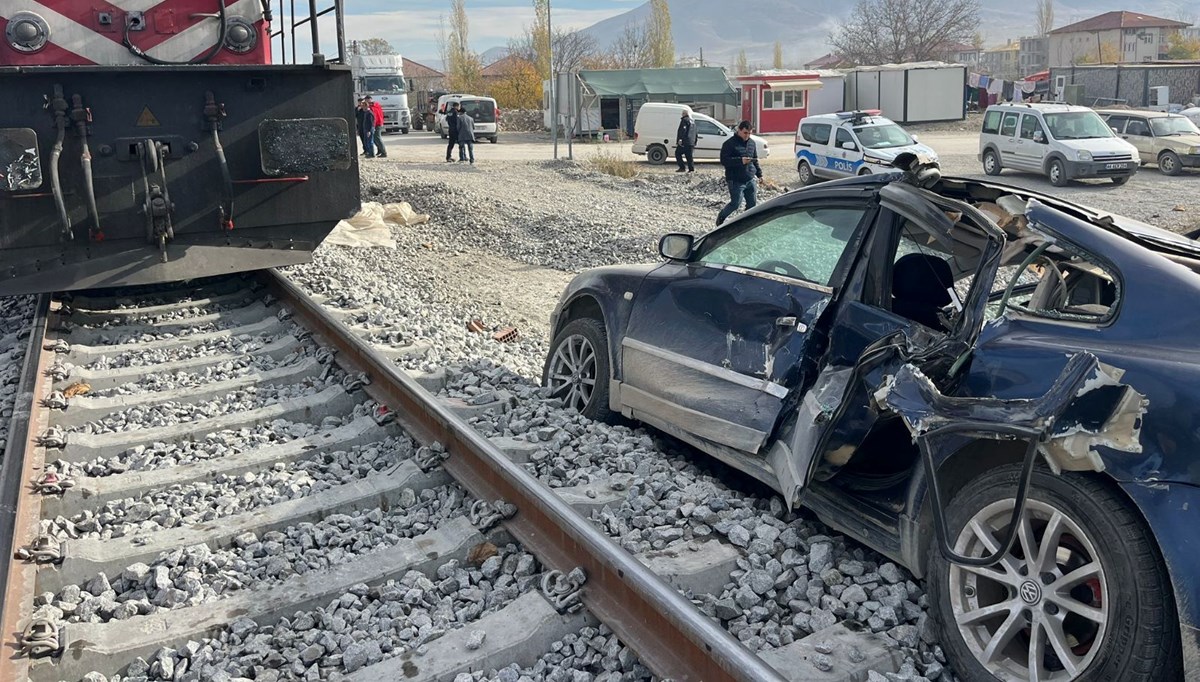 Hemzemin geçitte kaza: Tren arabaya çarptı