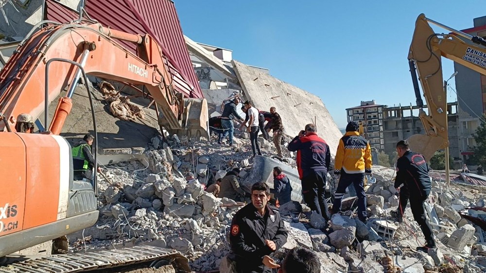 Kahramanmaraş’ta ağır hasarlı bina iş makinesinin üzerine devrildi: Operatör enkaz altında - 3