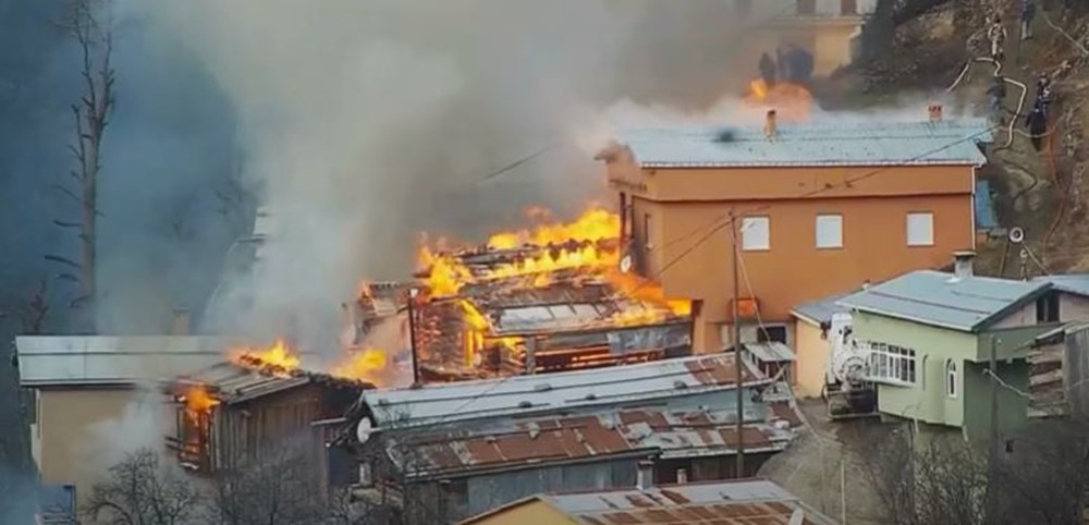 Rize'de Gölyayla köyünde çıkan yangına müdahale ediliyor - 8