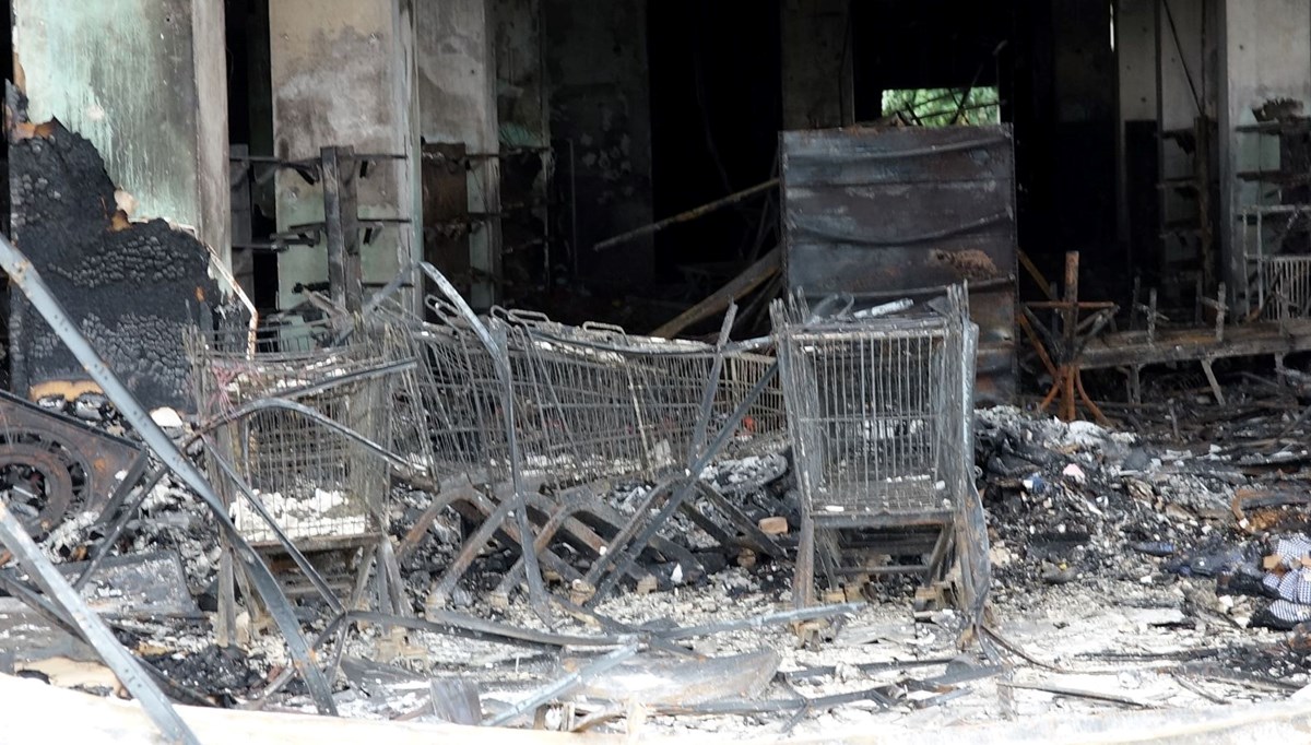 15 saat boyunca yandı: Trabzon'da altı katlı AVM küle döndü