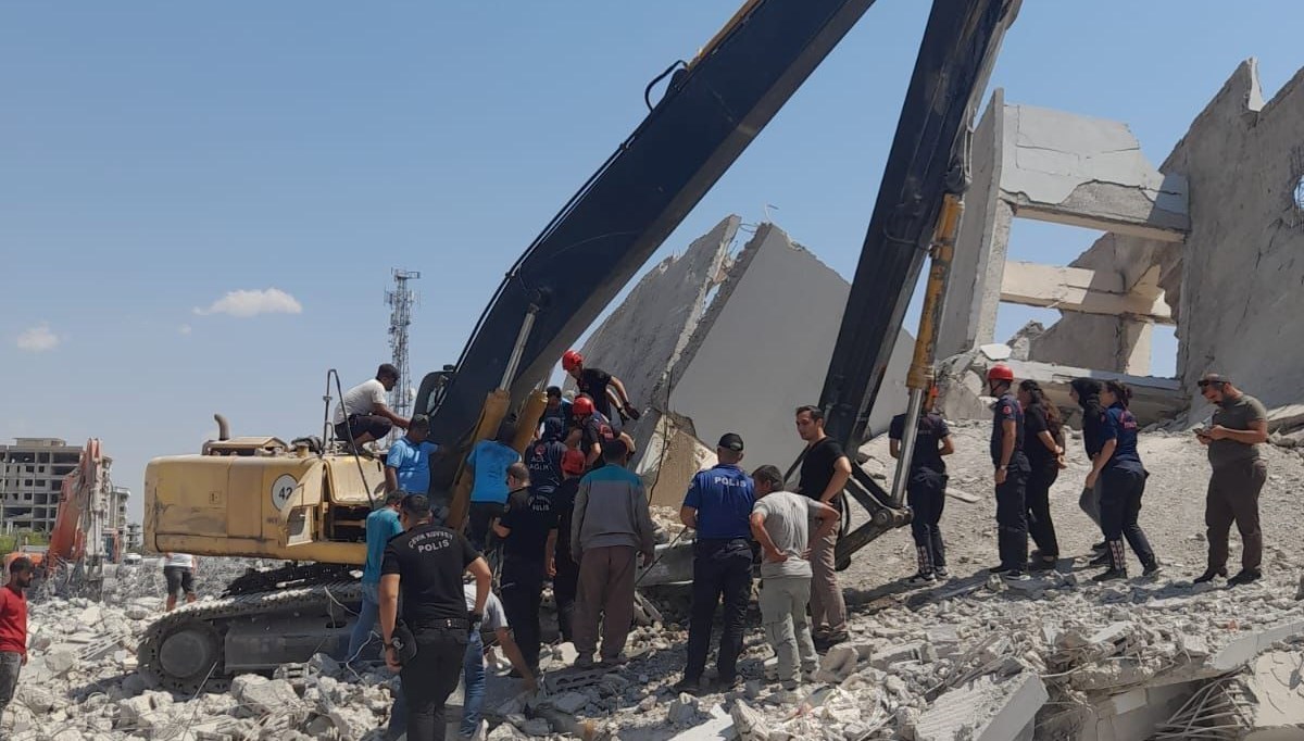 Yıkım yapan iş makinesine moloz düştü: 1 yaralı Yıkım yapan iş makinesine moloz düştü: 1 yaralı