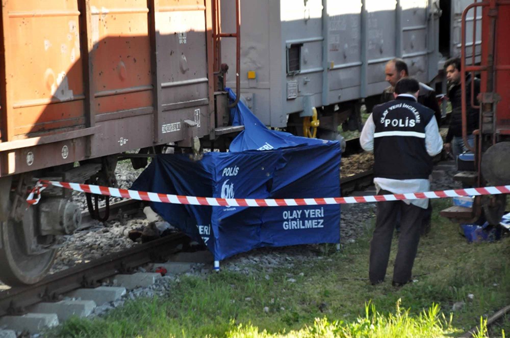 Poz vermek için tren vagonuna çıkan genç elektrik akımına kapıldı - 1