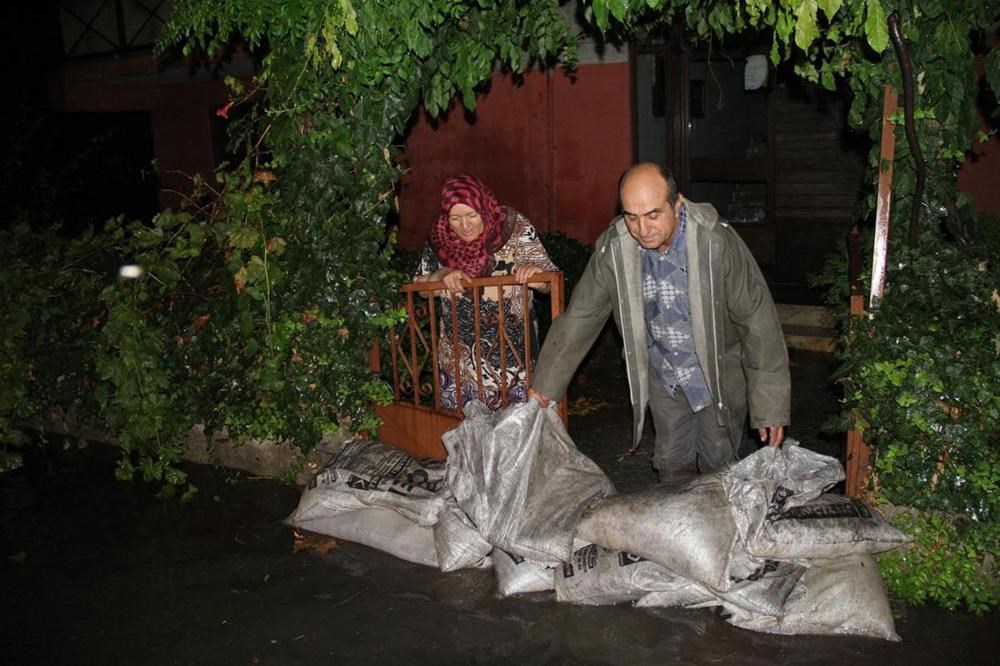 Yollar ve iş yerleri suyla doldu - 1