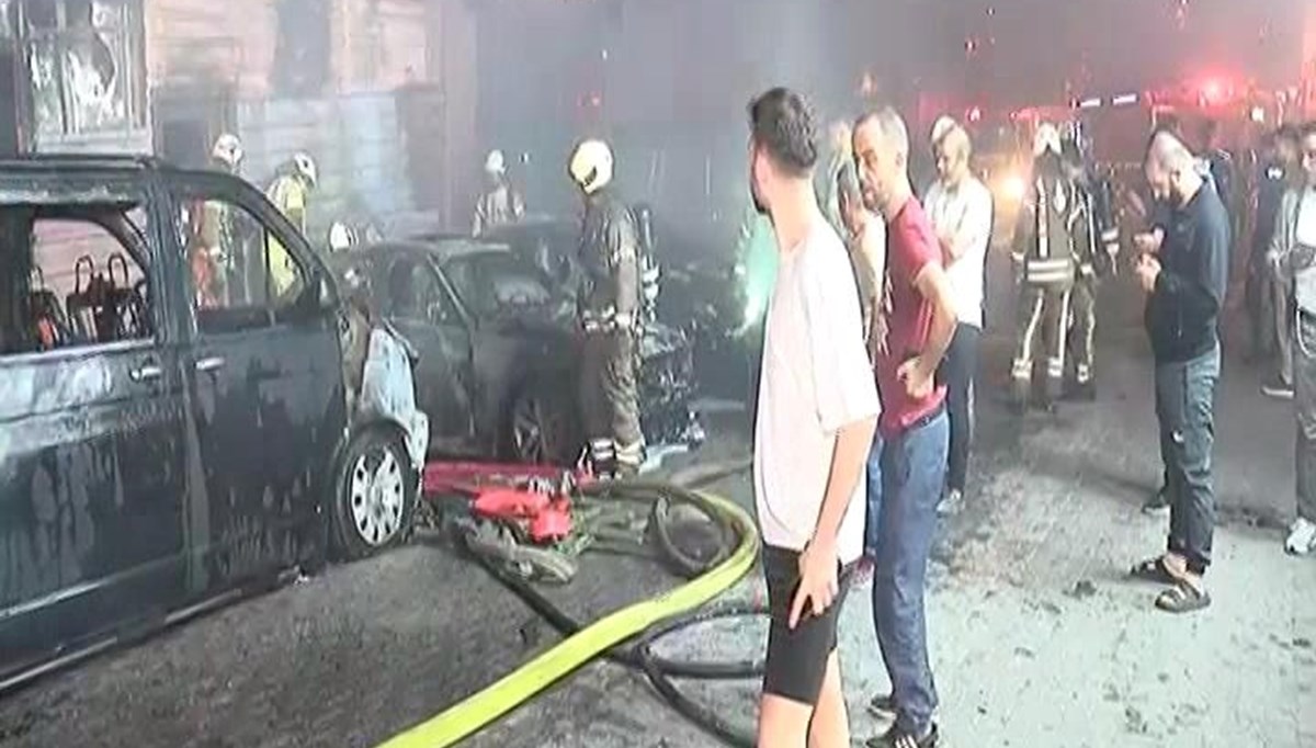 Esenyurt'ta korkutan yangın: Bir depo ve 8 araç alevlere teslim oldu