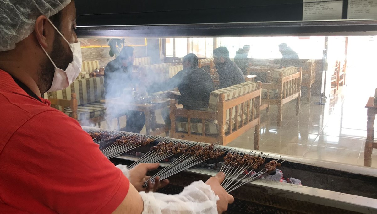 Restoran ve kafelere yoğun ilgi: Sektör temsilcilerinden uyarı