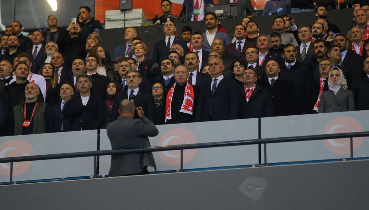 Cumhurbaşkanı Erdoğan millileri yalnız bıramadı