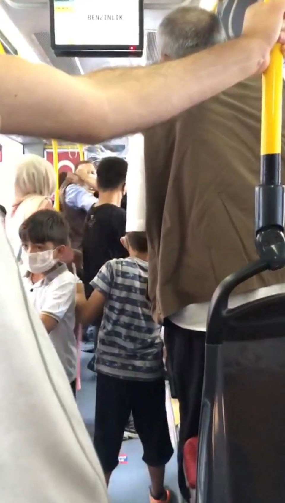 İstanbul'da halk otobüsünde 'maske' kavgası: Kadın tokat attı, adam tükürdü - 1