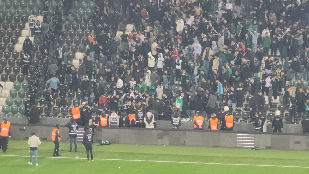 Kocaelispor - Sakaryaspor depremzedelere yardım maçında taraftar arasında kavga - 4