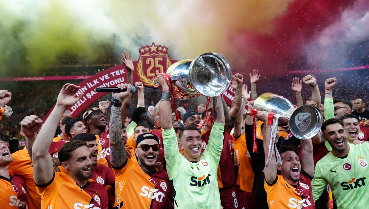 Galatasaray, RAMS Park'ta kupa kaldırdı