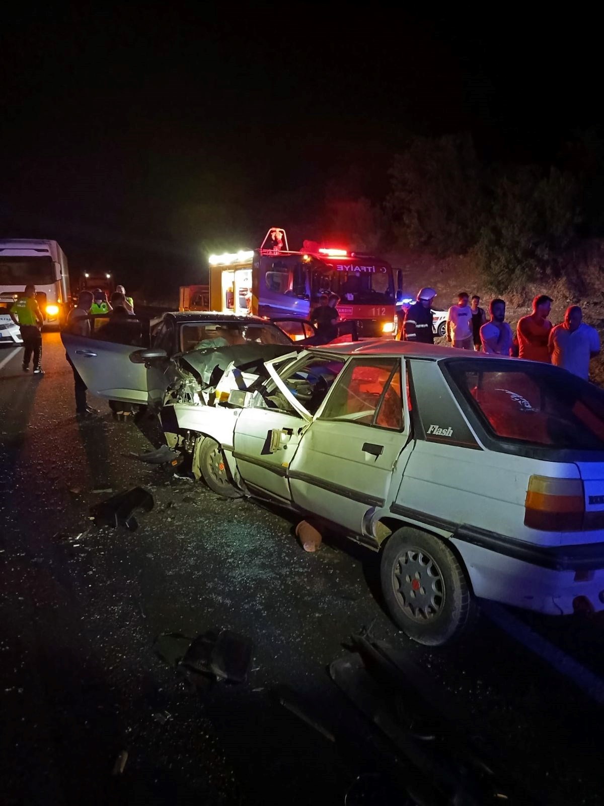 Isparta’da iki otomobil kafa kafaya çarpıştı: 2’si çocuk 3 ölü, 10 yaralı