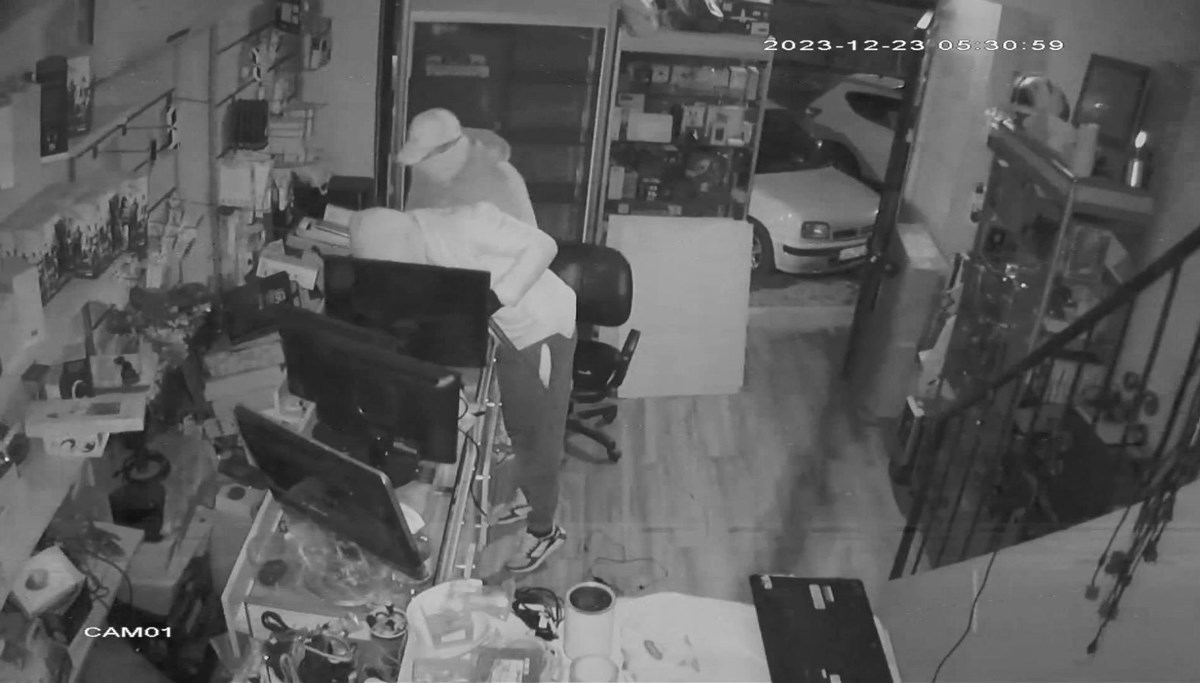 Bilgisayar hırsızları kameralara yakalandı Bilgisayar hırsızları kameralara yakalandı