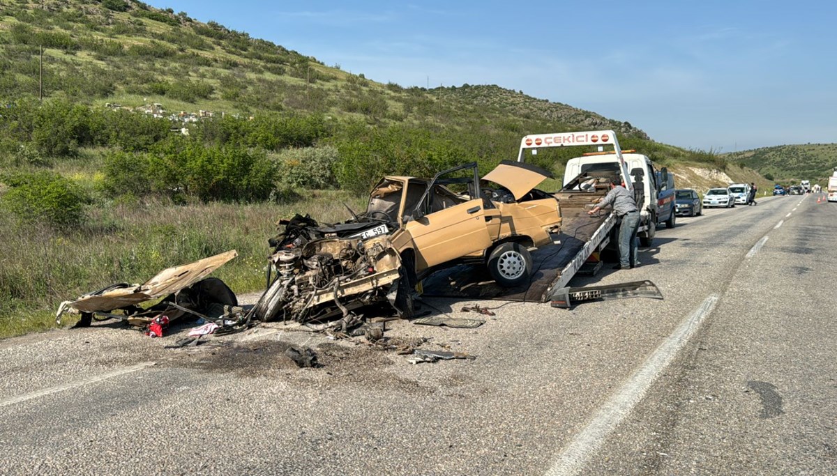 Balıkesir'de otomobil, TIR'la çarpıştı: 2 ölü, 1 yaralı