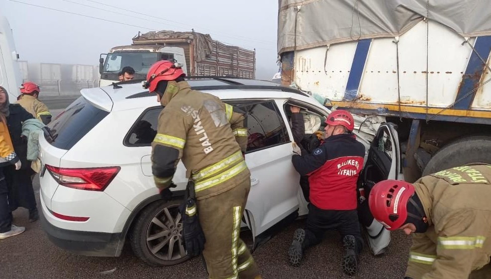 Balıkesir'de otomobil kamyona çarptı: Yaralılar var