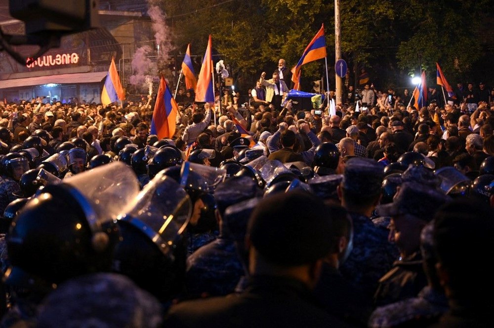 Ermenistan'da Başpiskopos siyasete göz kırptı: Protestolara liderlik ediyor - 10
